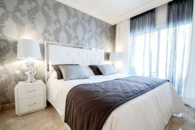 2 soveværelse Lejlighed til salg i La Dama de Noche - La Alzambra, Marbella med swimmingpool garage - € 590.000 (Ref: 9479968)