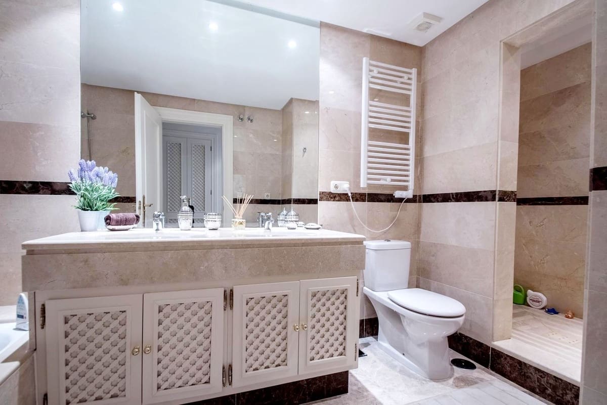 2 soveværelse Lejlighed til salg i Nueva Andalucia med swimmingpool garage - € 590.000 (Ref: 9479968)