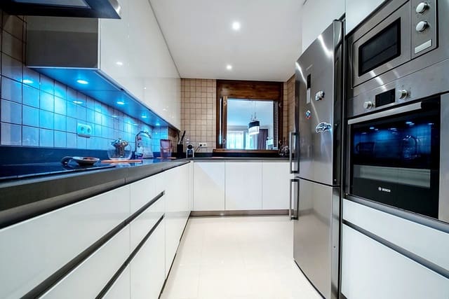 2 soveværelse Lejlighed til salg i La Dama de Noche - La Alzambra, Marbella med swimmingpool garage - € 590.000 (Ref: 9479968)