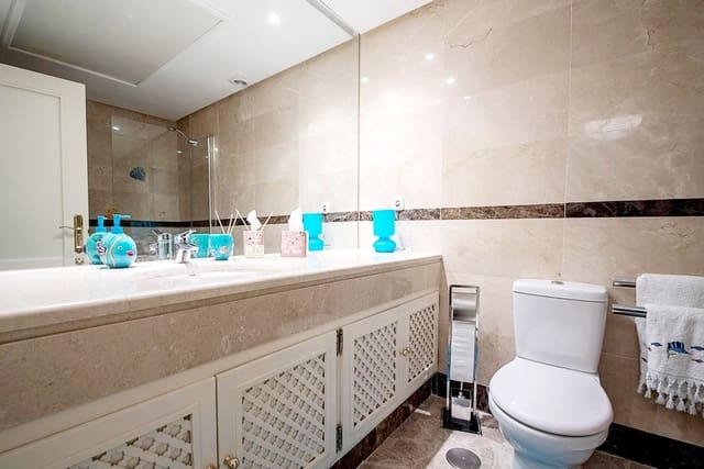 2 soveværelse Lejlighed til salg i La Dama de Noche - La Alzambra, Marbella med swimmingpool garage - € 590.000 (Ref: 9479968)