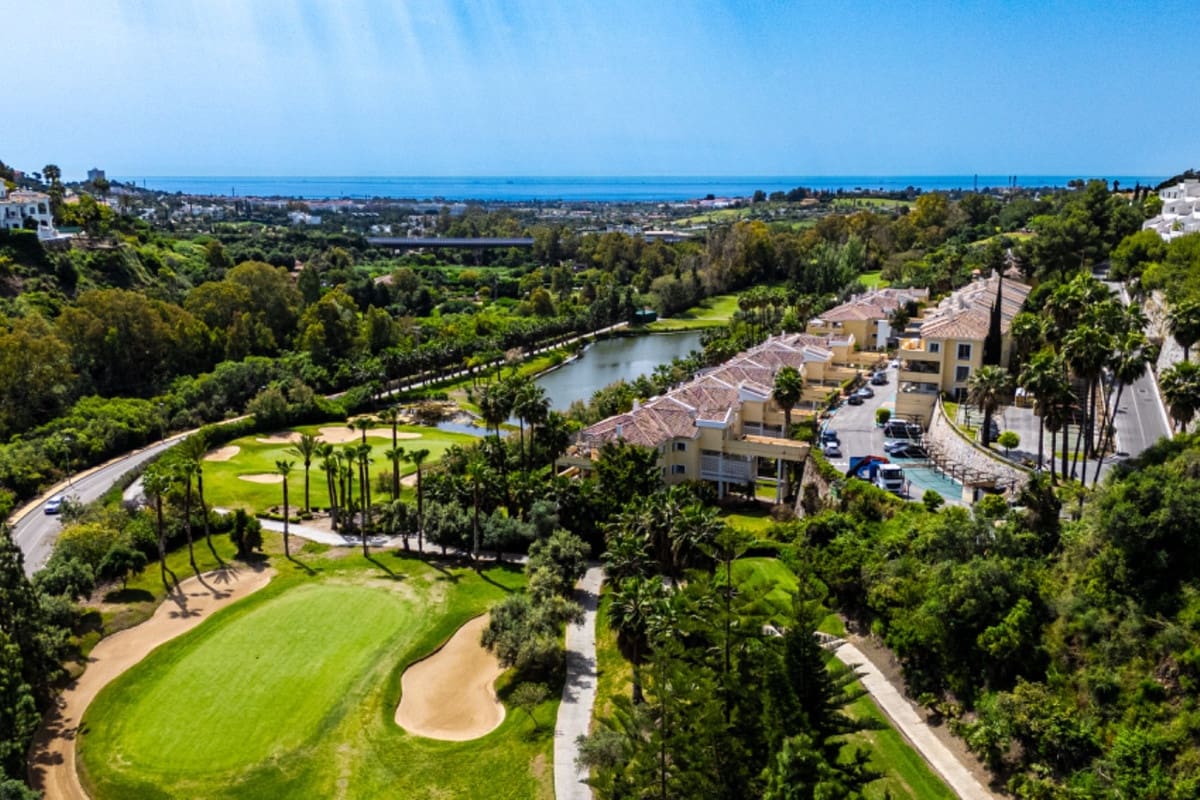 2 bedroom Apartment for sale in Benahavis with pool - € 595,000 (Ref: 9479974)