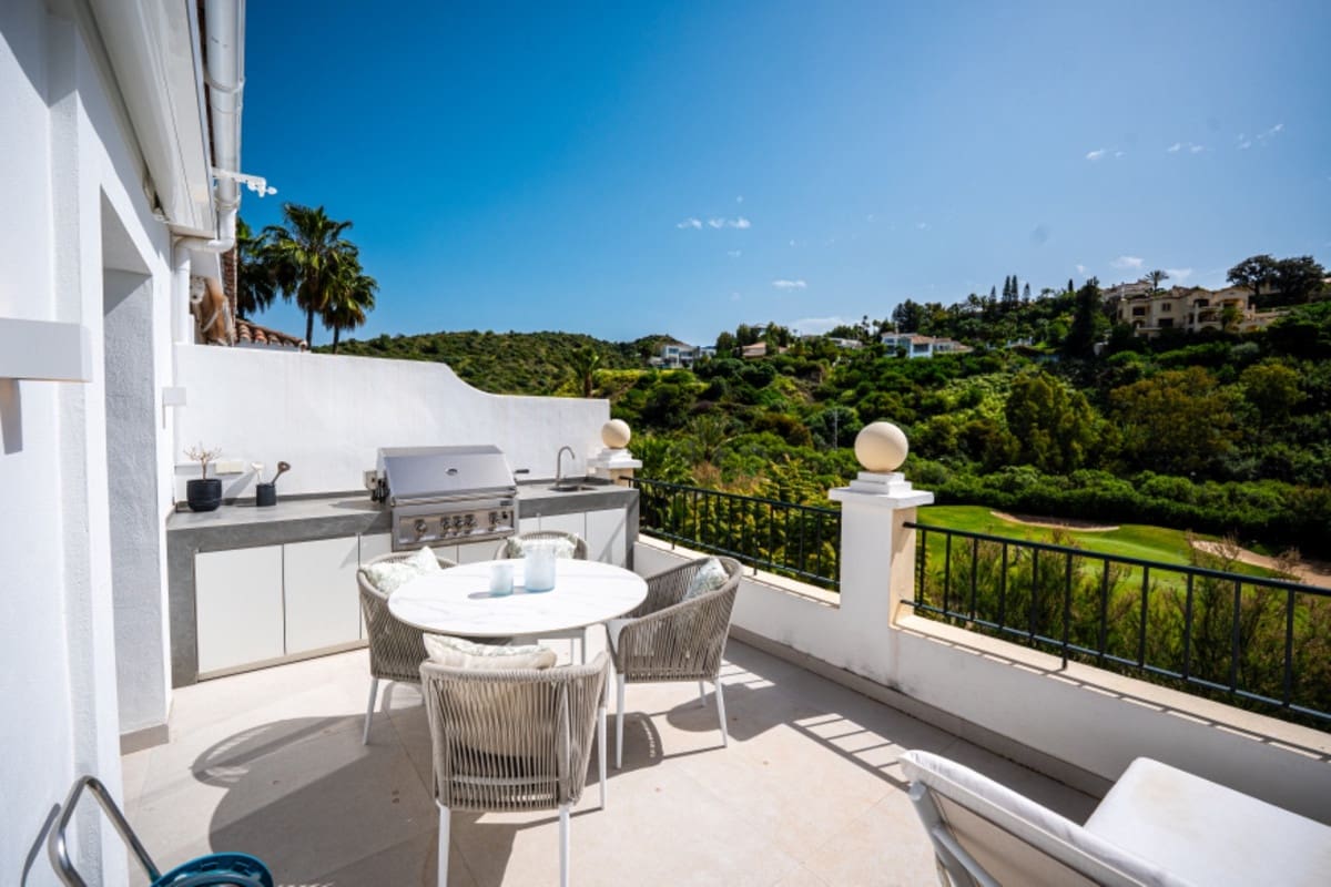 2 bedroom Apartment for sale in Benahavis with pool - € 595,000 (Ref: 9479974)