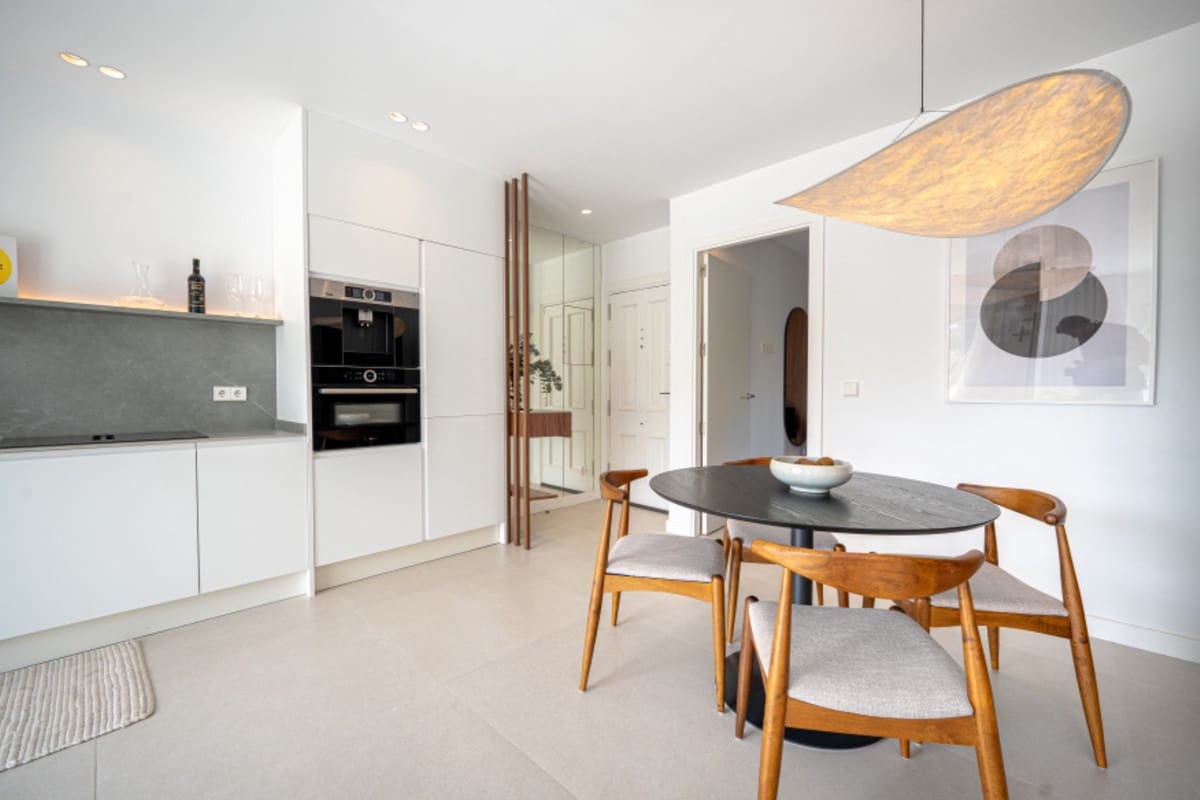 2 bedroom Apartment for sale in Benahavis with pool - € 595,000 (Ref: 9479974)