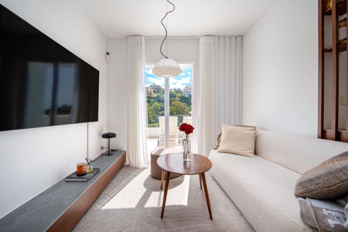 2 bedroom Apartment for sale in Benahavis with pool - € 595,000 (Ref: 9479974)