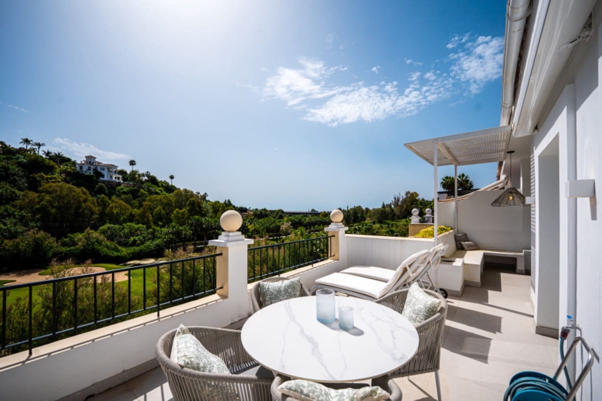 2 bedroom Apartment for sale in Benahavis with pool - € 595,000 (Ref: 9479974)