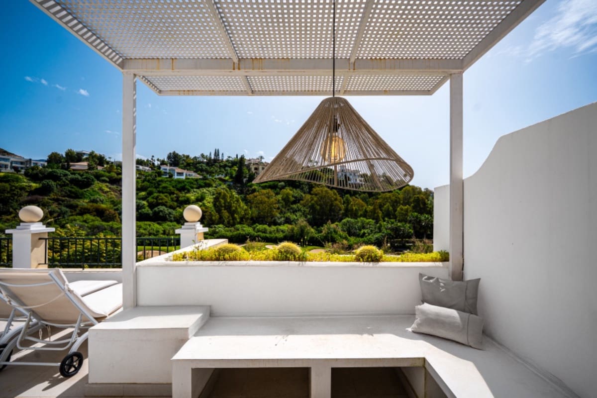 2 bedroom Apartment for sale in Benahavis with pool - € 595,000 (Ref: 9479974)