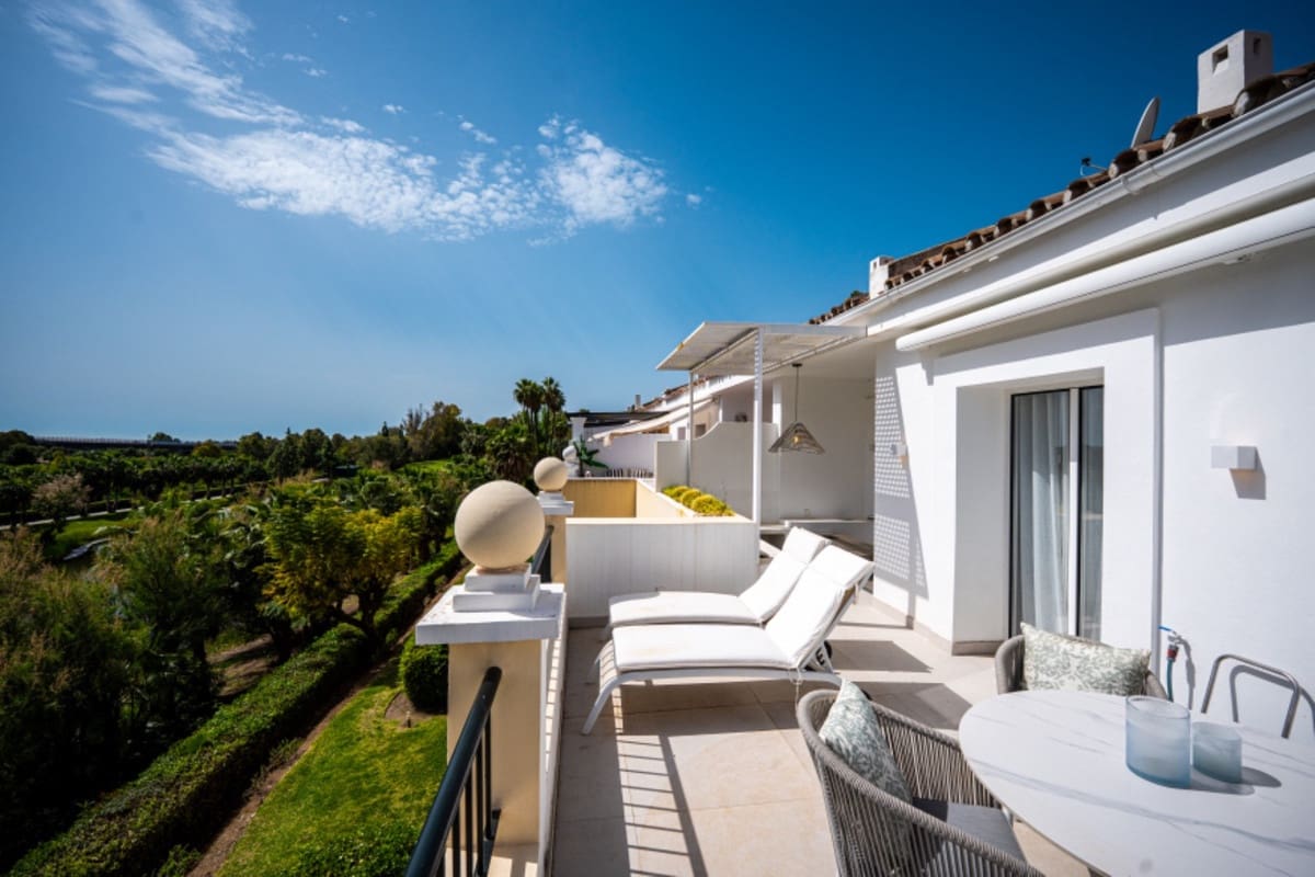 2 bedroom Apartment for sale in Benahavis with pool - € 595,000 (Ref: 9479974)