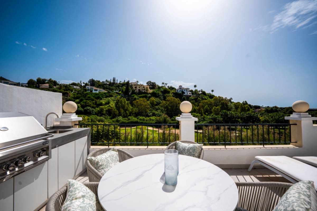 2 bedroom Apartment for sale in Benahavis with pool - € 595,000 (Ref: 9479974)