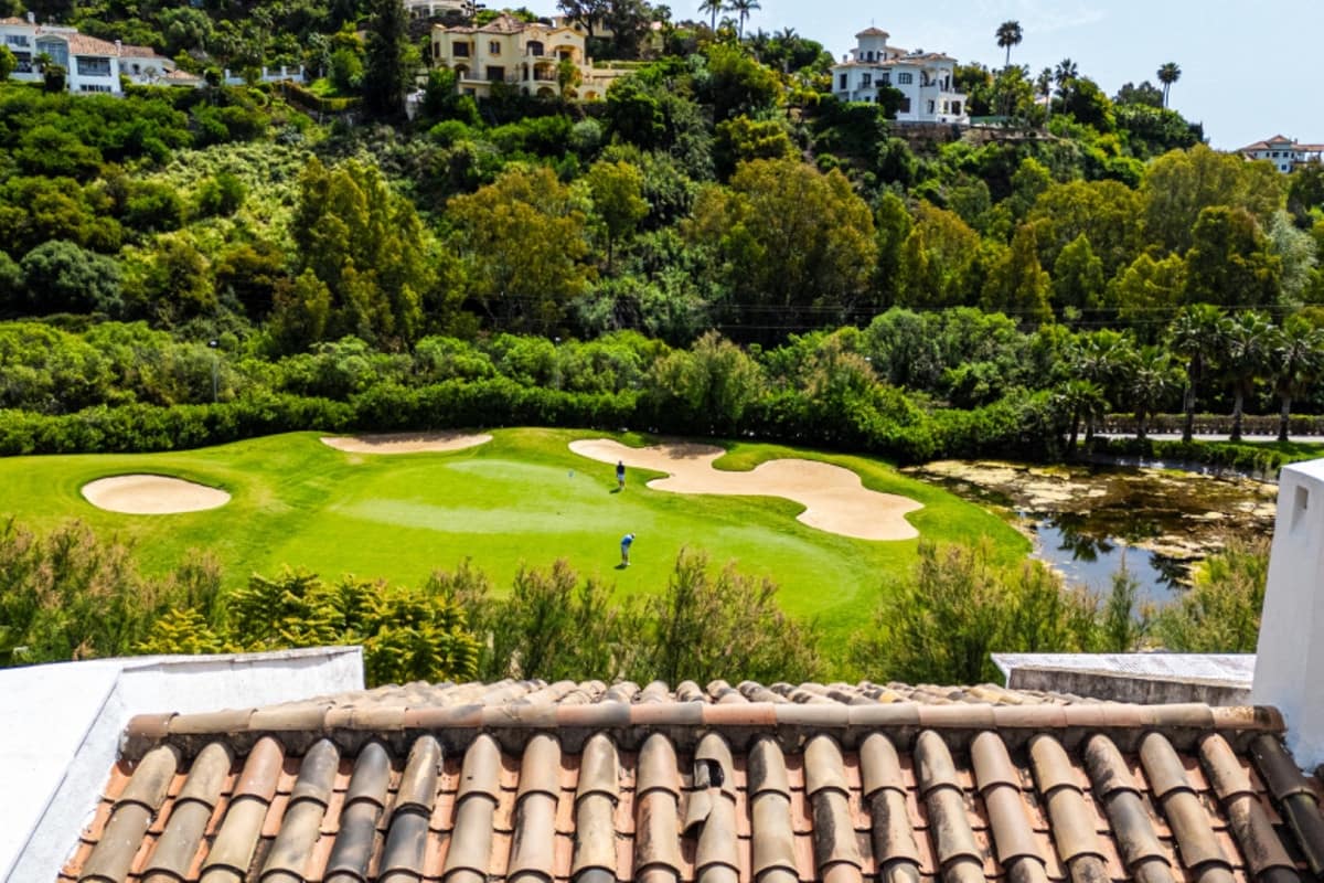 2 bedroom Apartment for sale in Benahavis with pool - € 595,000 (Ref: 9479974)