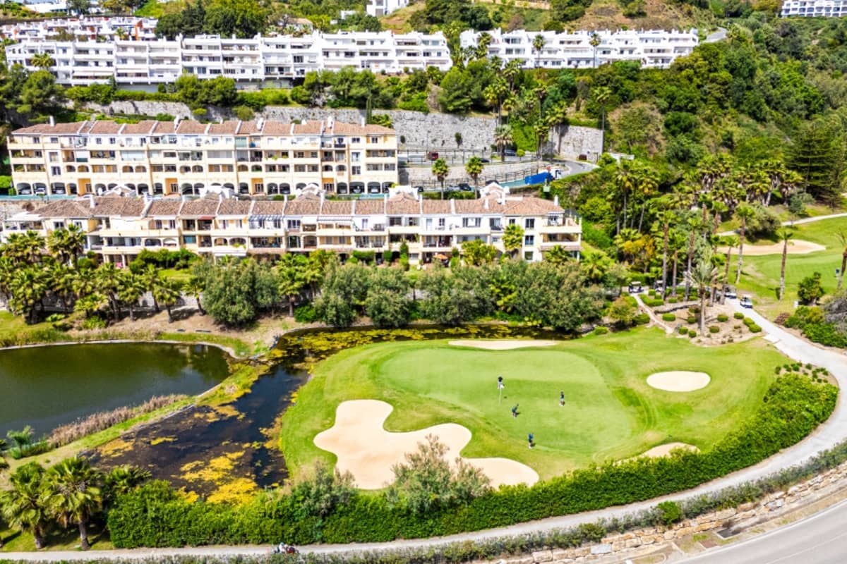 2 bedroom Apartment for sale in Benahavis with pool - € 595,000 (Ref: 9479974)