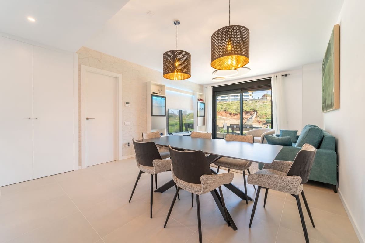 3 bedroom Apartment for sale in Fuengirola with pool - € 595,000 (Ref: 9479975)