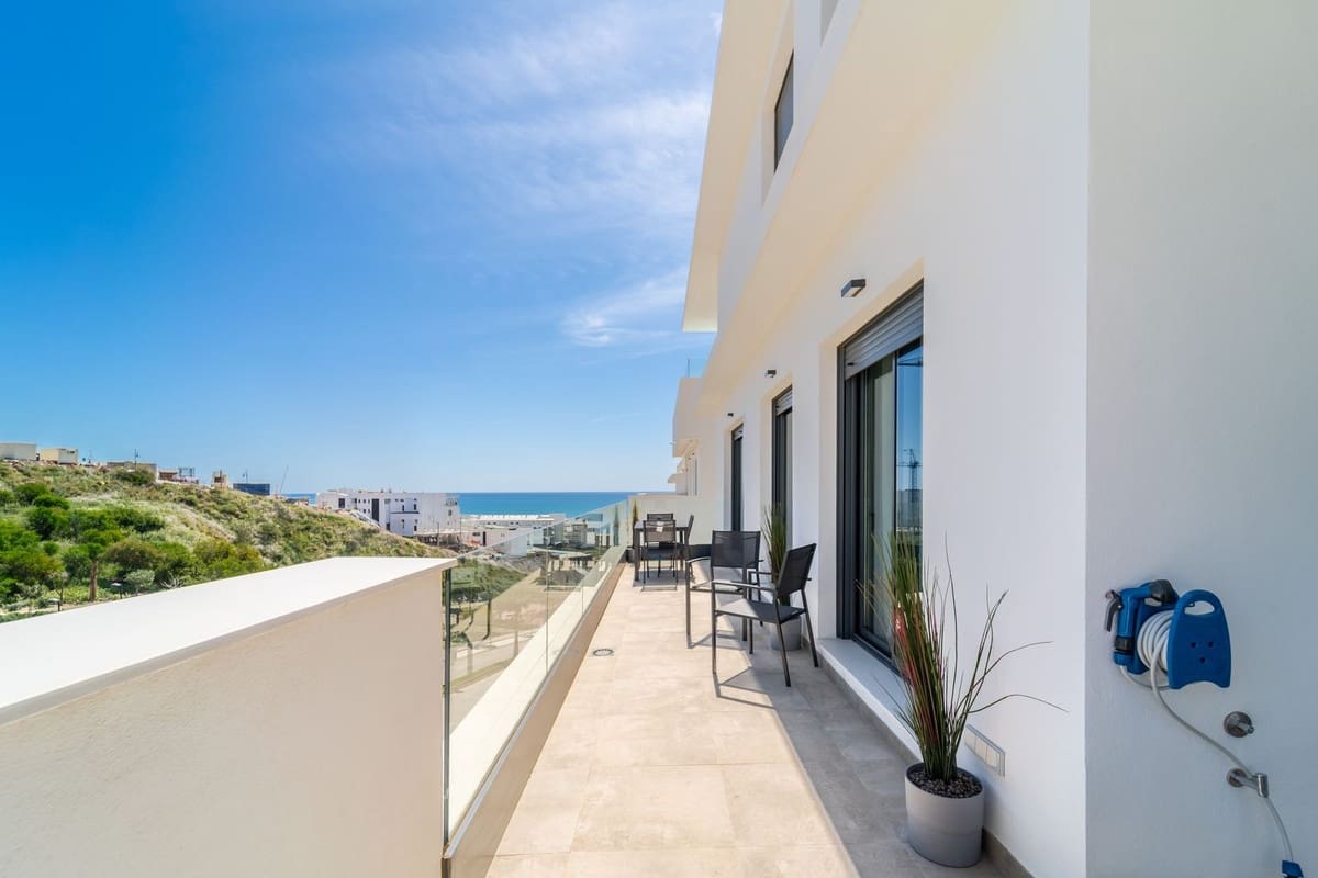 3 bedroom Apartment for sale in Fuengirola with pool - € 595,000 (Ref: 9479975)