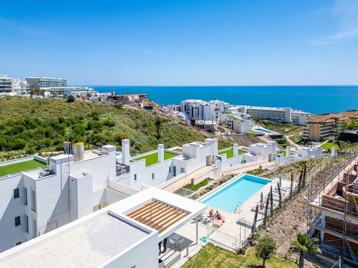 3 bedroom Apartment for sale in Fuengirola with pool - € 595,000 (Ref: 9479975)