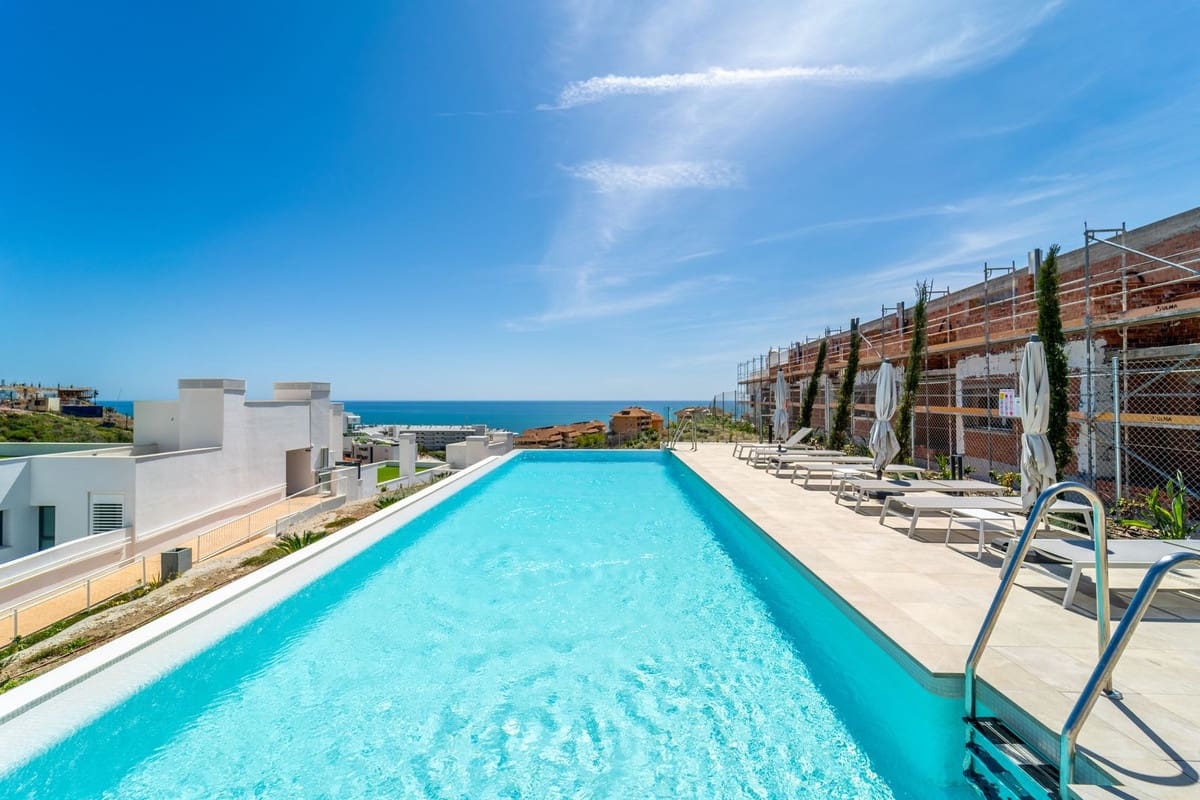 3 bedroom Apartment for sale in Fuengirola with pool - € 595,000 (Ref: 9479975)