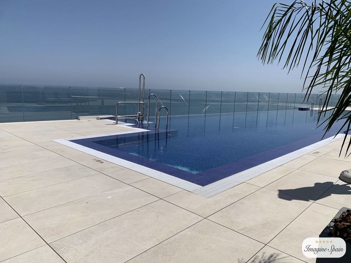 2 makuuhuone Kattohuoneisto myytävänä paikassa Estepona mukana uima-altaan 
autotalli - 595 000 € (Ref: 9479979)