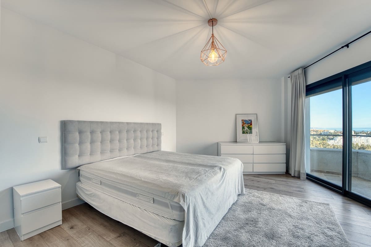 2 makuuhuone Kattohuoneisto myytävänä paikassa Estepona mukana uima-altaan - 595 000 € (Ref: 9479981)