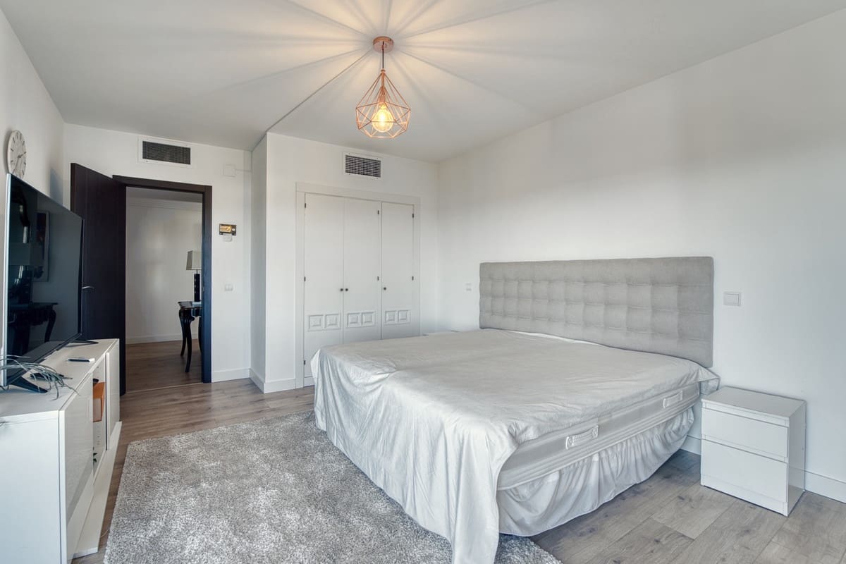 2 makuuhuone Kattohuoneisto myytävänä paikassa Estepona mukana uima-altaan - 595 000 € (Ref: 9479981)