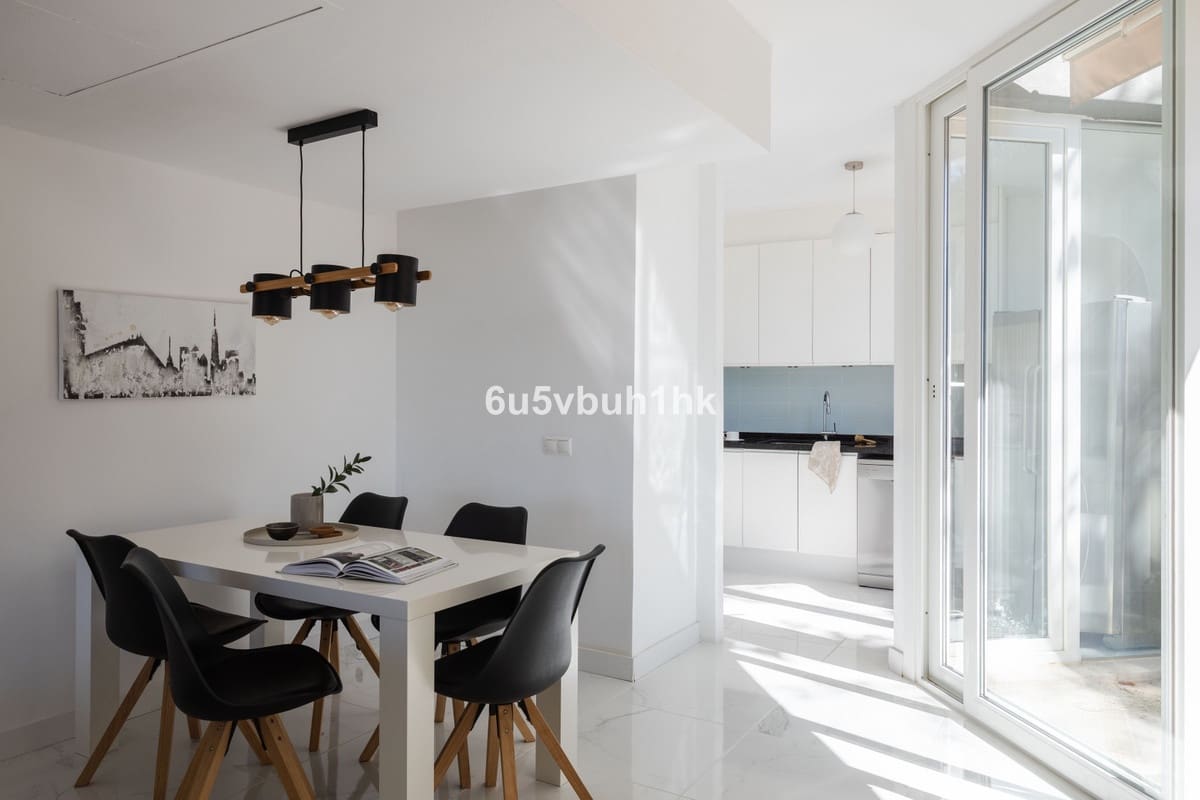 4 soveværelse Semi-Rækkehus til salg i Fuengirola med swimmingpool garage - € 595.000 (Ref: 9479987)