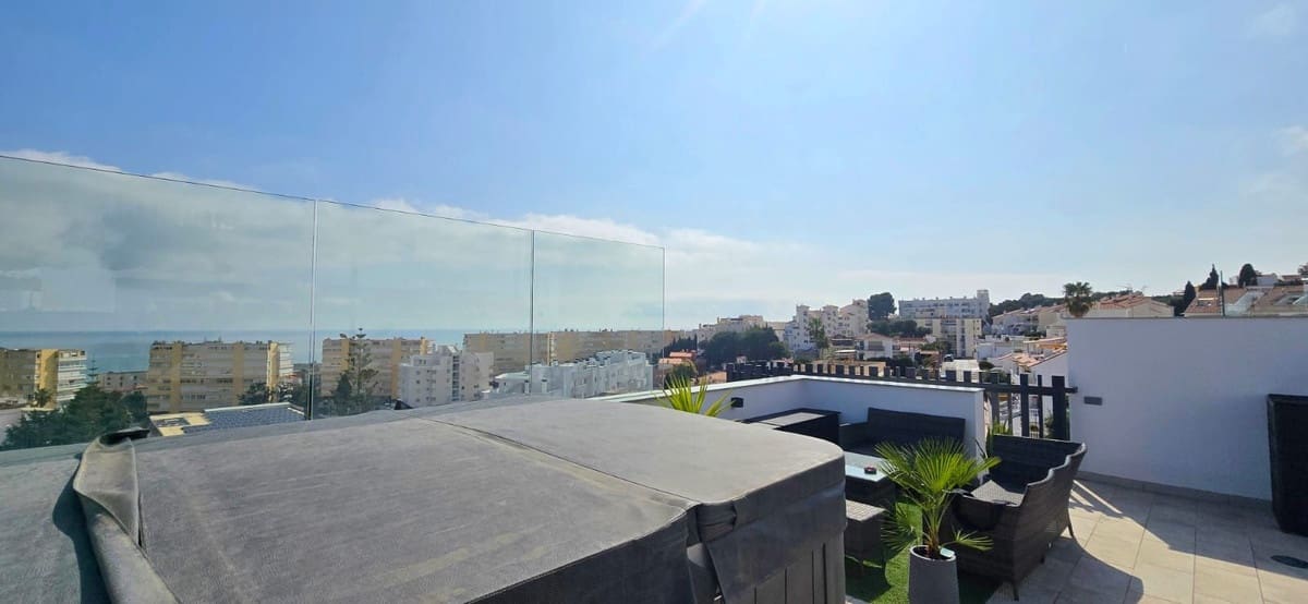 2 bedroom Penthouse for sale in Torremolinos with pool garage - € 599,000 (Ref: 9480004)