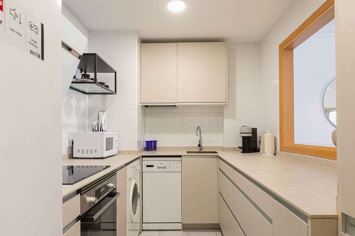 2 bedroom Apartment for sale in Puerto Banus with pool - € 599,900 (Ref: 9480009)