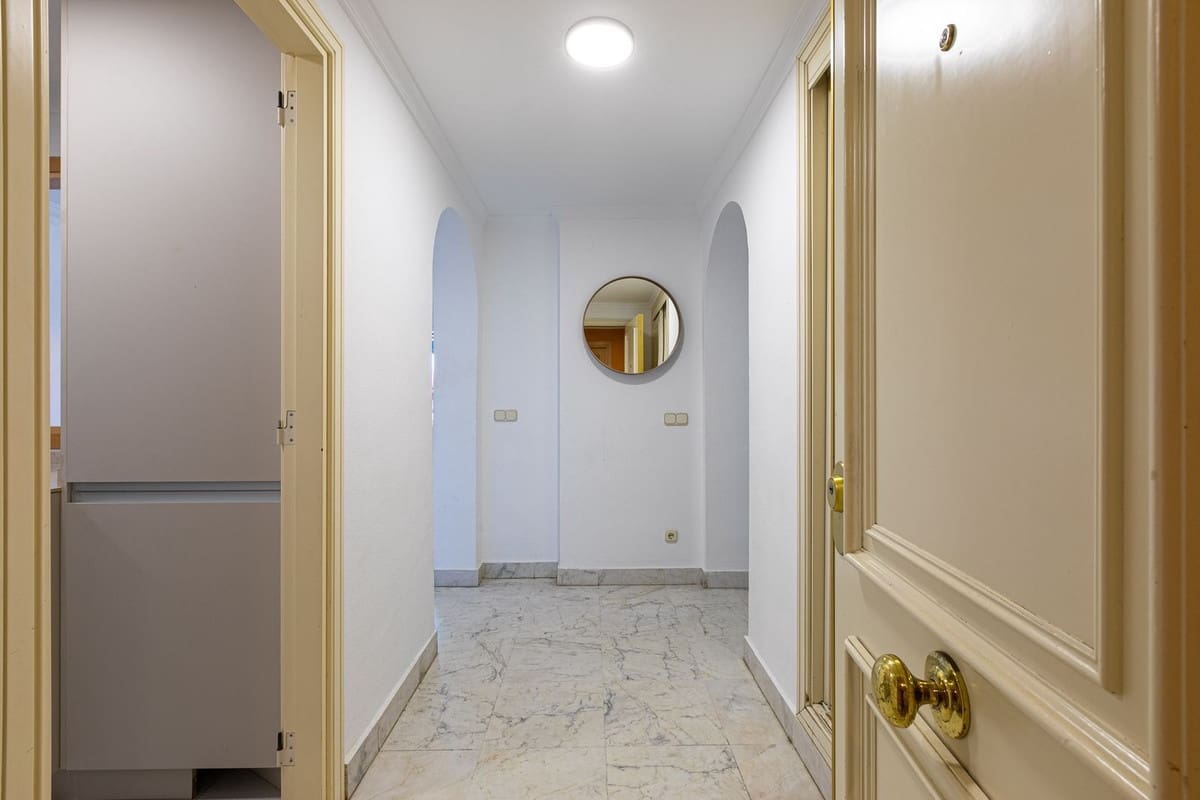 2 bedroom Apartment for sale in Puerto Banus with pool - € 599,900 (Ref: 9480009)