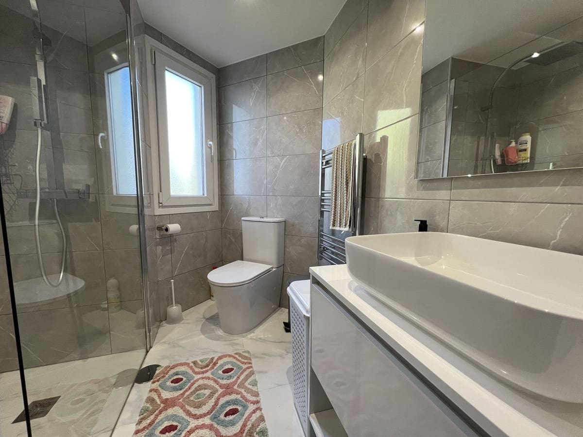 3 soverom Kjedet enebolig til salgs i Malaga by med svømmebasseng - € 599 950 (Ref: 9480011)