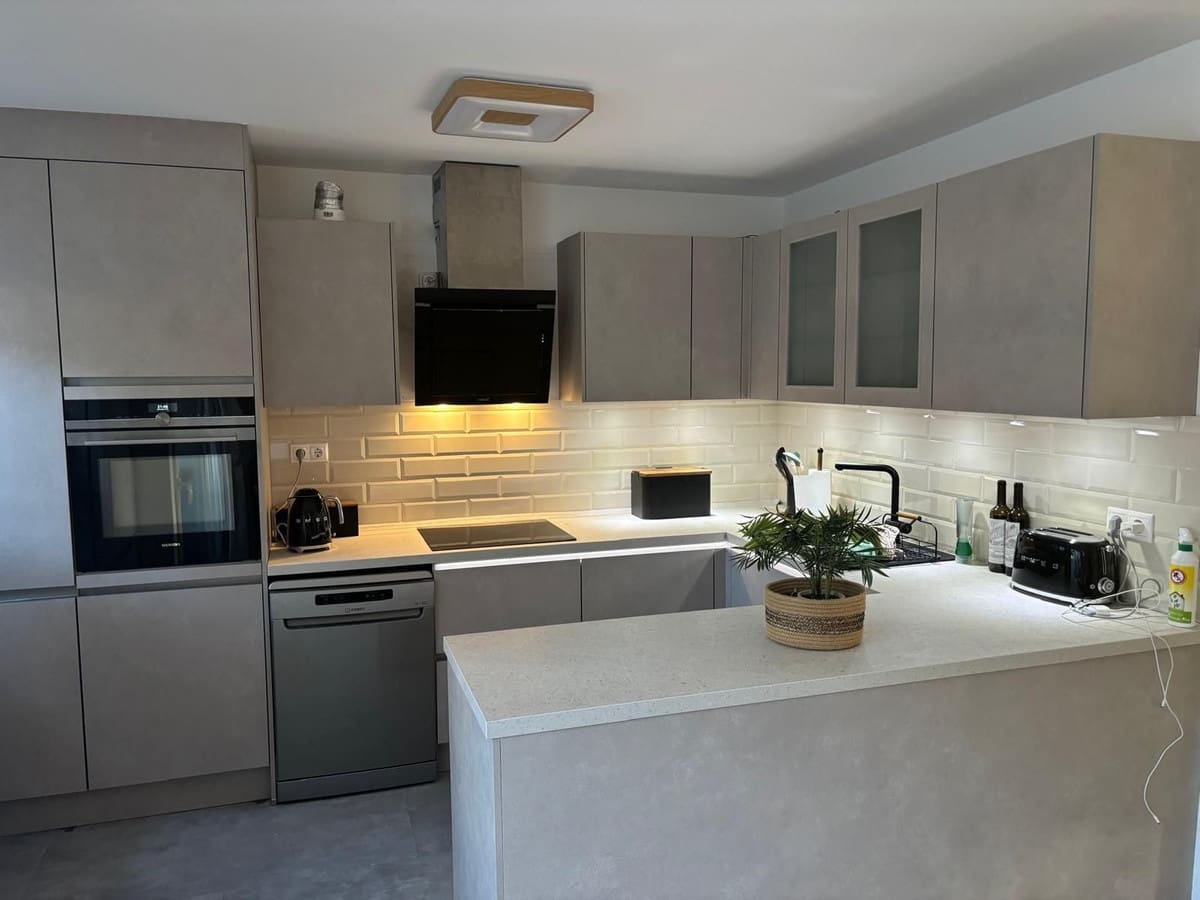 3 soverom Kjedet enebolig til salgs i Malaga by med svømmebasseng - € 599 950 (Ref: 9480011)