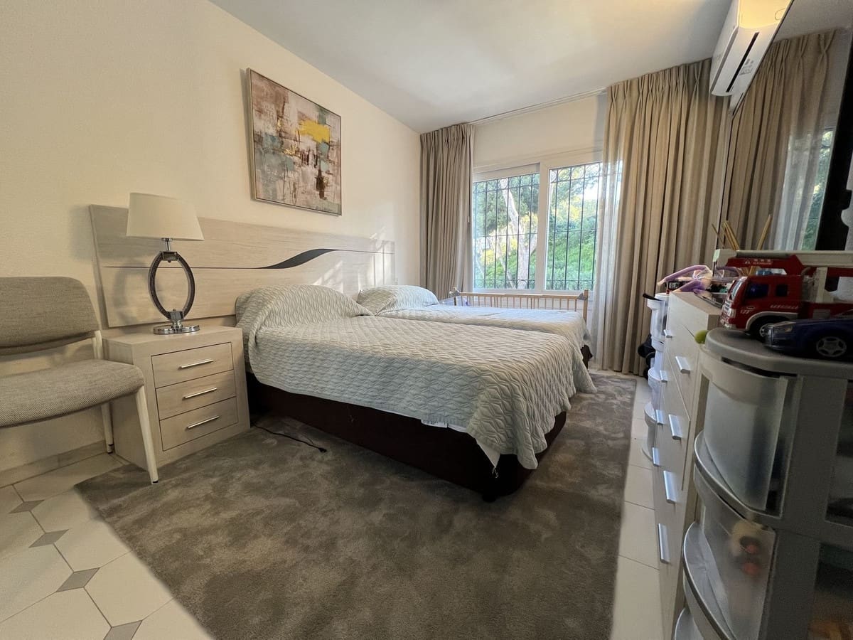 3 soverom Kjedet enebolig til salgs i Malaga by med svømmebasseng - € 599 950 (Ref: 9480011)