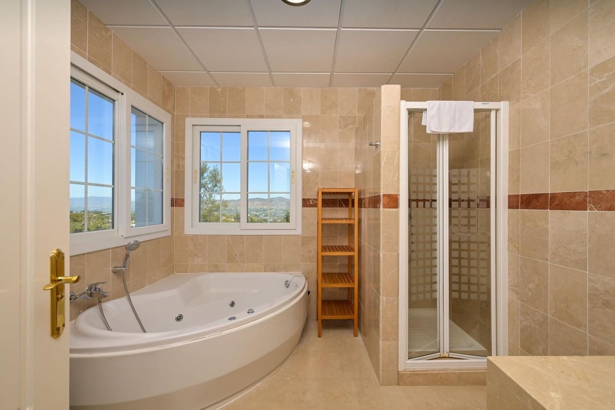 4 bedroom Townhouse for sale in Alhaurin de la Torre with pool garage - € 599,990 (Ref: 9480012)