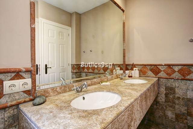 3 bedroom Apartment for sale in Cancelada, Estepona with pool - € 600,000 (Ref: 9480015)