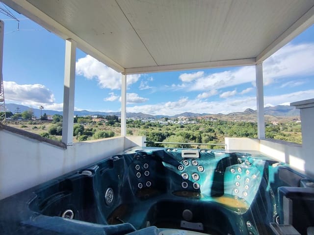 4 bedroom Semi-detached Villa for sale in Cancelada, Estepona - € 600,000 (Ref: 9480016)