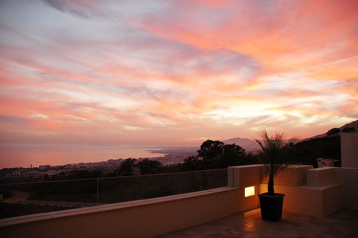 2 bedroom Apartment for sale in Los Monteros with pool - € 610,000 (Ref: 9480022)