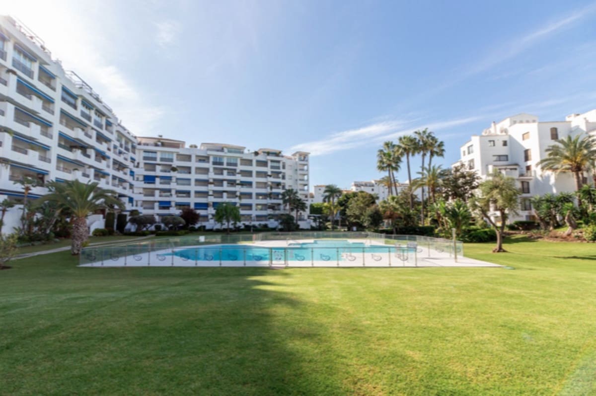 3 bedroom Apartment for sale in Puerto Banus with pool - € 610,000 (Ref: 9480023)