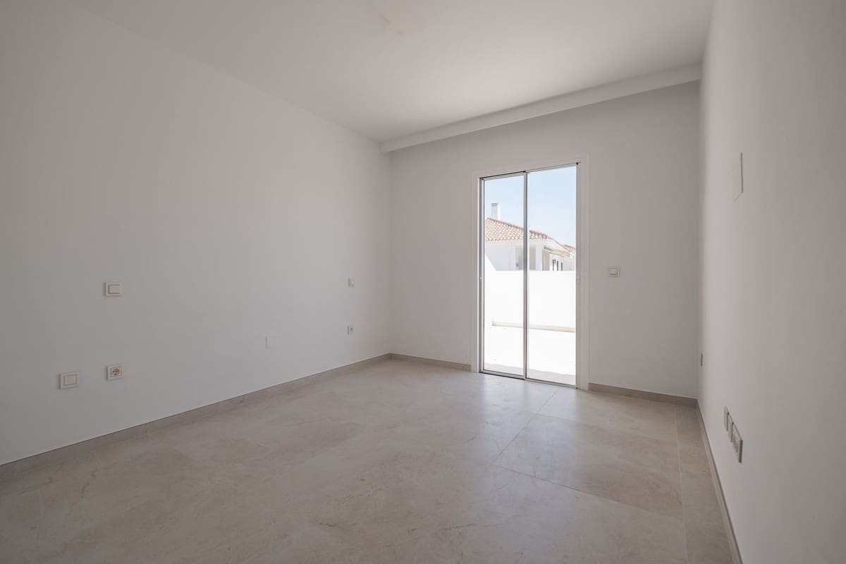 3 bedroom Penthouse for sale in Malaga city with pool - € 619,000 (Ref: 9480026)