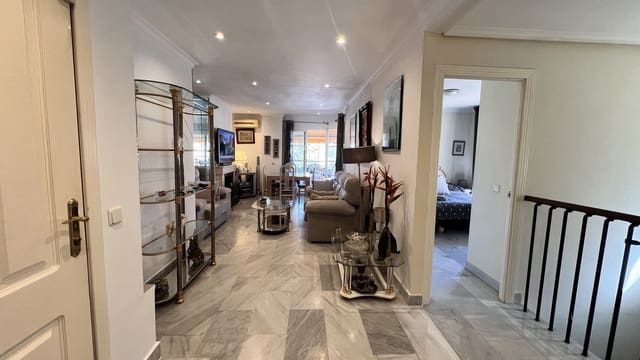 3 soveværelse Lejlighed til salg i La Dama de Noche - La Alzambra, Marbella med swimmingpool - € 620.000 (Ref: 9480028)