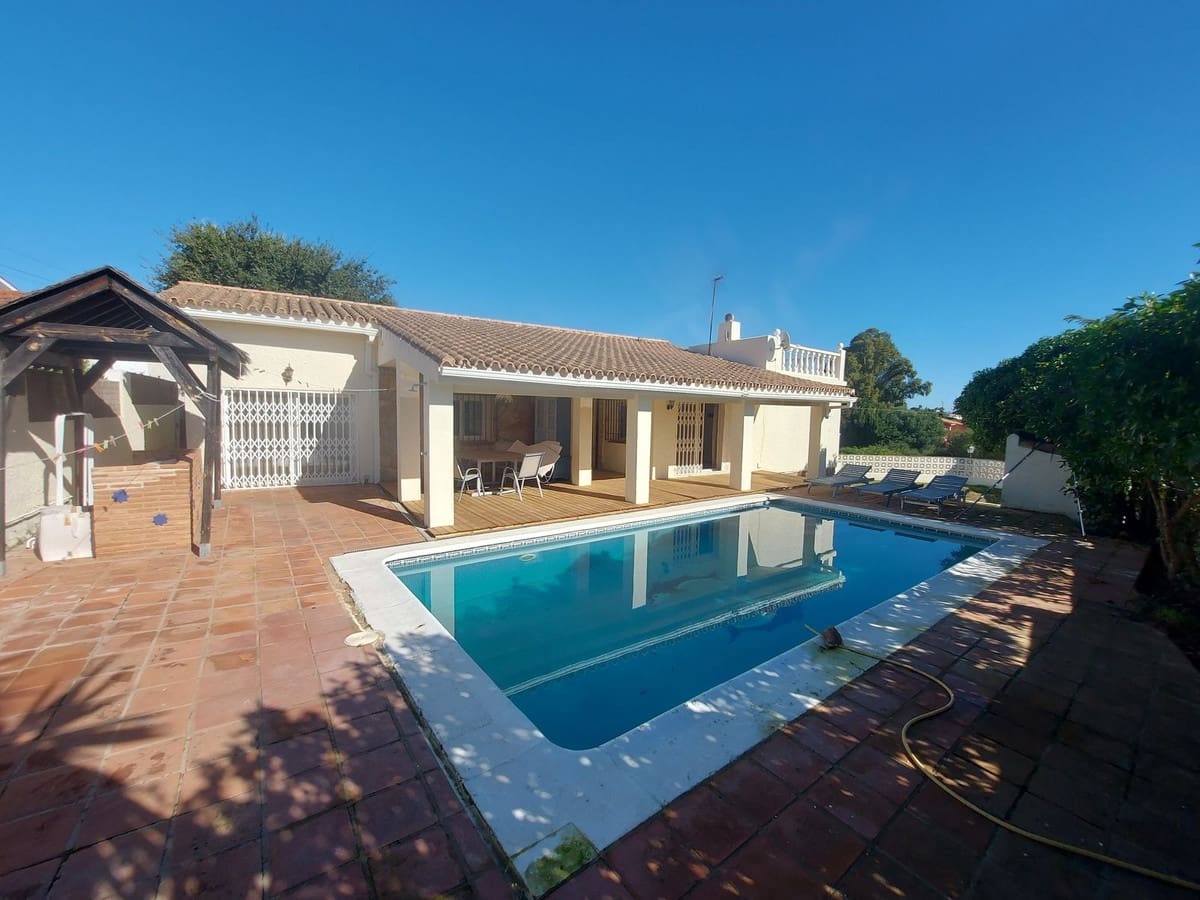 4 bedroom Villa for sale in Manilva with pool - € 620,000 (Ref: 9480030)