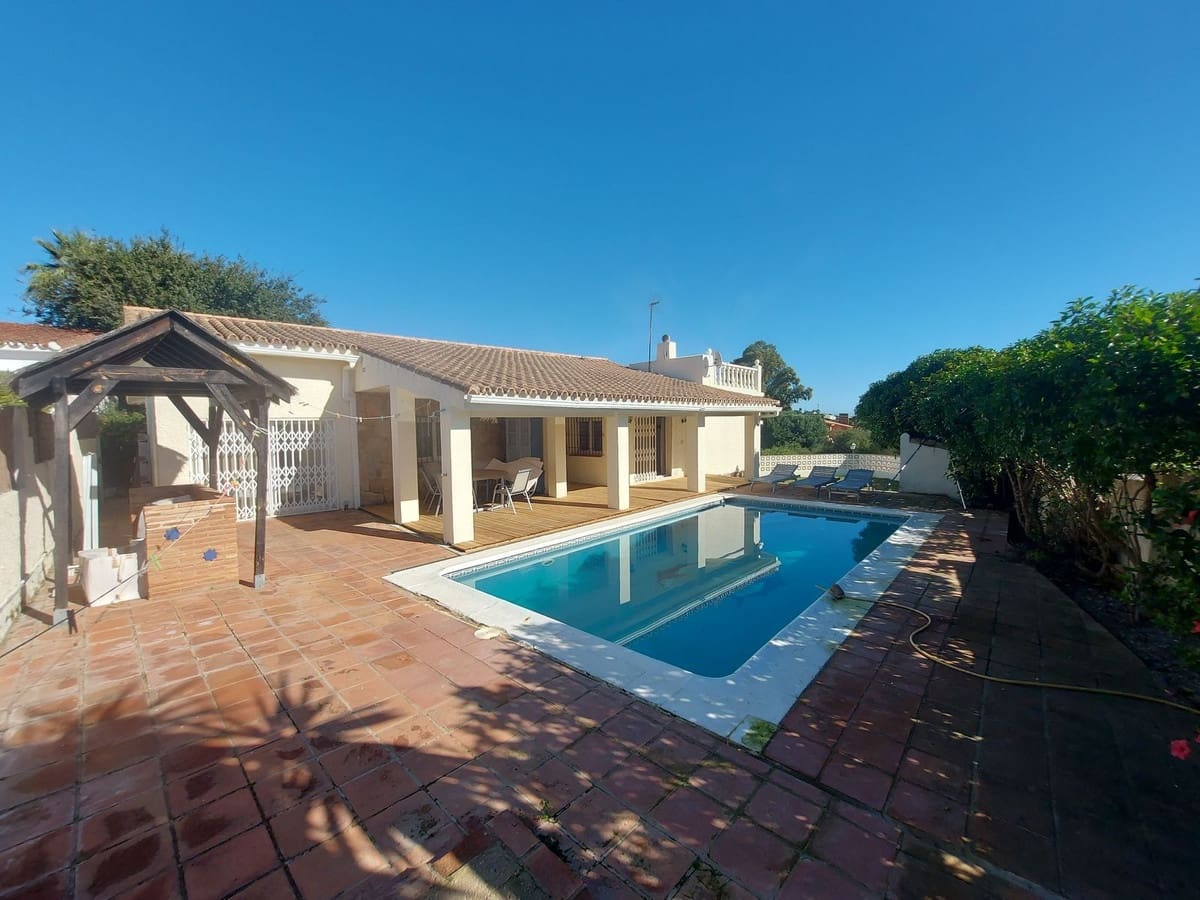 4 bedroom Villa for sale in Manilva with pool - € 620,000 (Ref: 9480030)