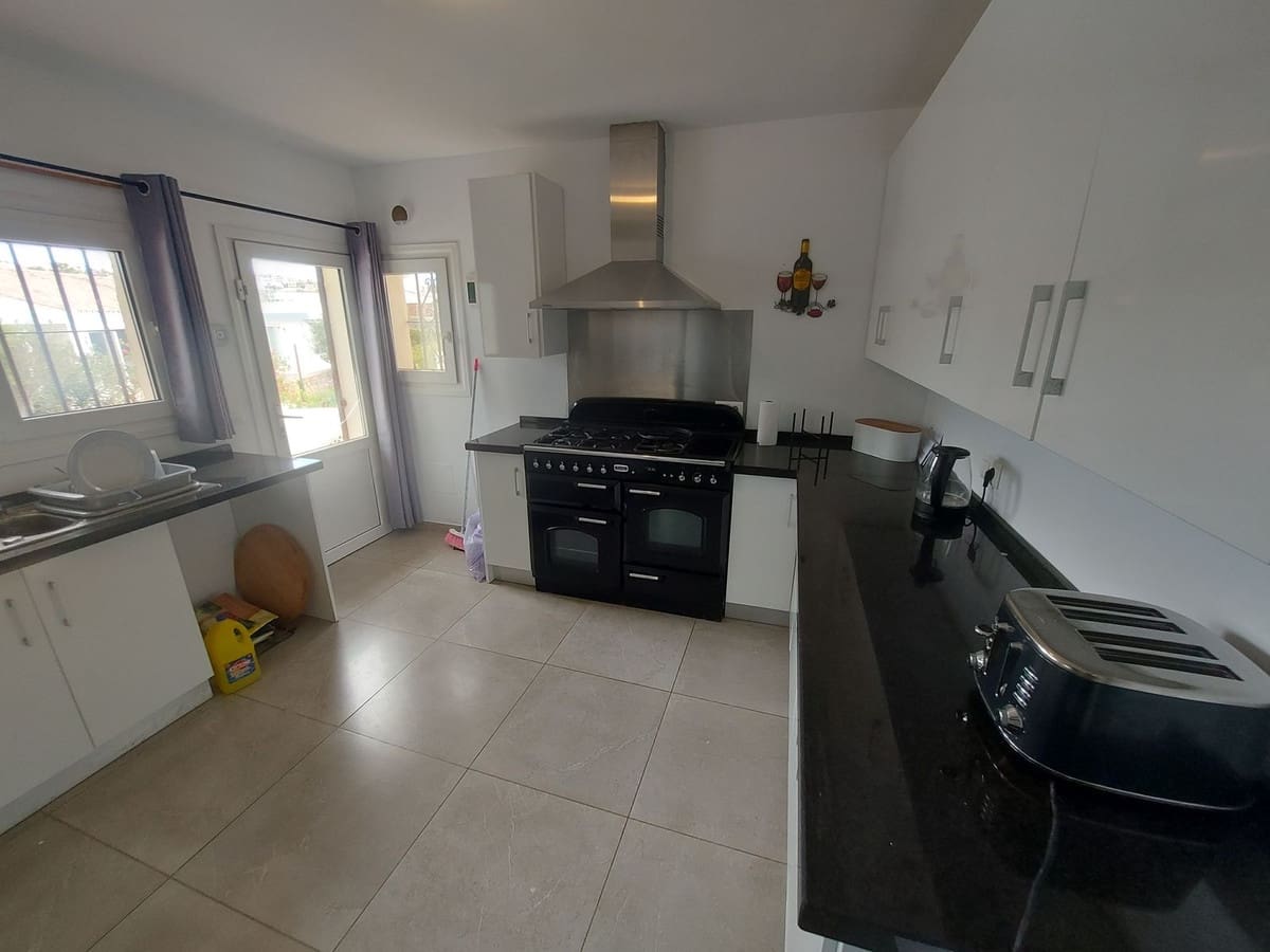 4 bedroom Villa for sale in Manilva with pool - € 620,000 (Ref: 9480030)