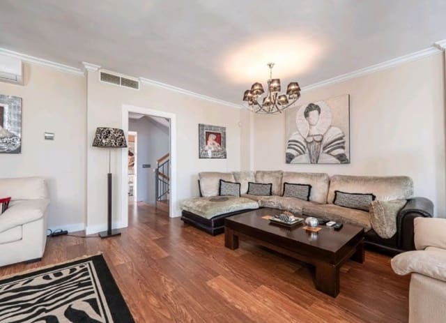 5 soveværelse Semi-Rækkehus til salg i Churriana, Málaga by med swimmingpool - € 625.000 (Ref: 9480037)