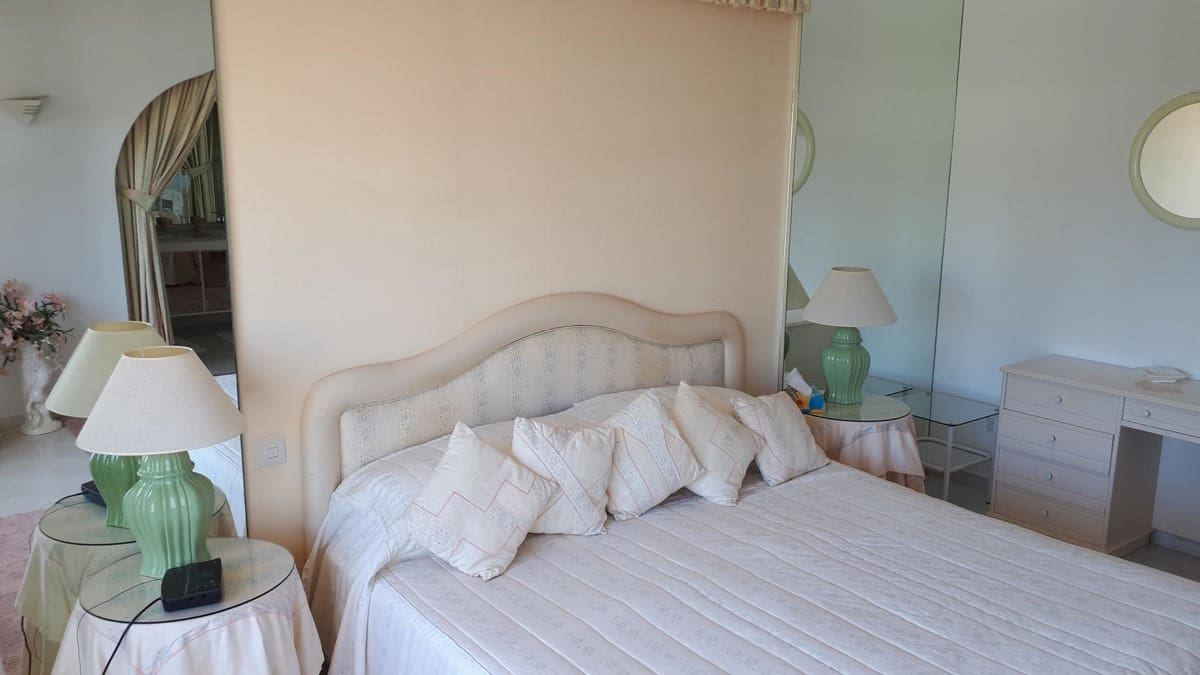 3 bedroom Semi-detached Villa for sale in Sitio de Calahonda with pool - € 630,000 (Ref: 9480045)