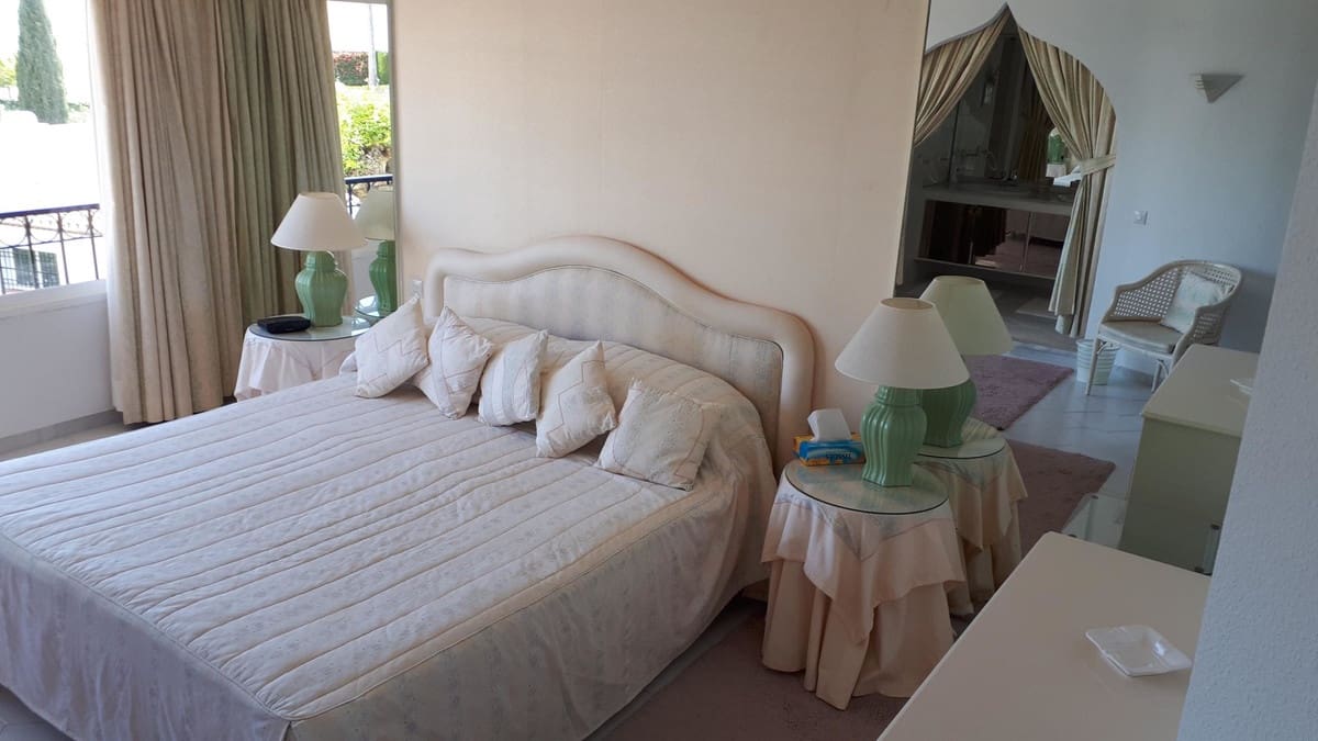 3 bedroom Semi-detached Villa for sale in Sitio de Calahonda with pool - € 630,000 (Ref: 9480045)