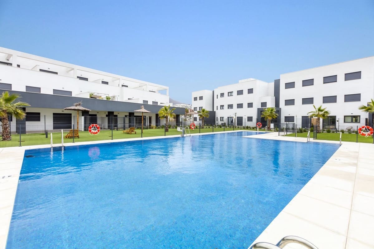 2 quarto Penthouse para venda em Estepona com piscina garagem - 640 000 € (Ref: 9480059)