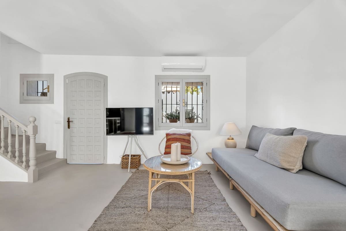 2 bedroom Semi-detached Villa for sale in Marbella with pool - € 640,000 (Ref: 9480060)