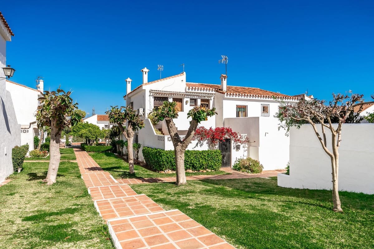 2 bedroom Semi-detached Villa for sale in Marbella with pool - € 640,000 (Ref: 9480060)