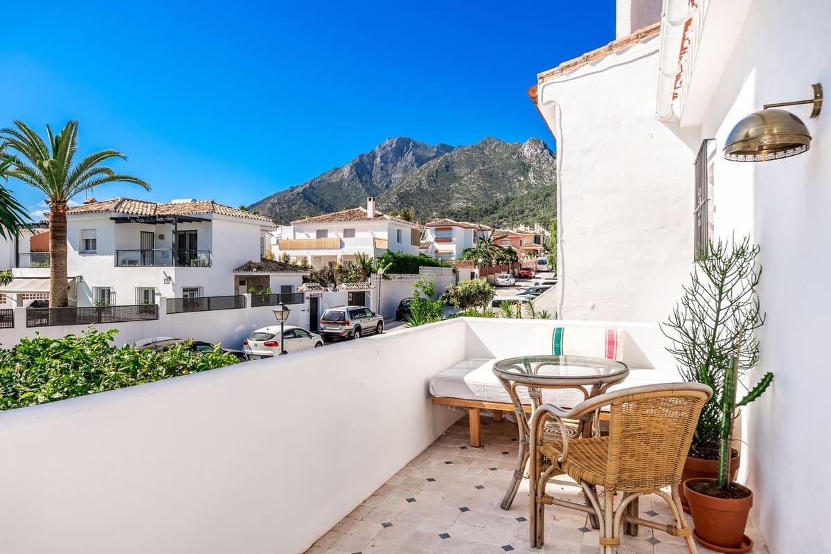 2 bedroom Semi-detached Villa for sale in Marbella with pool - € 640,000 (Ref: 9480060)