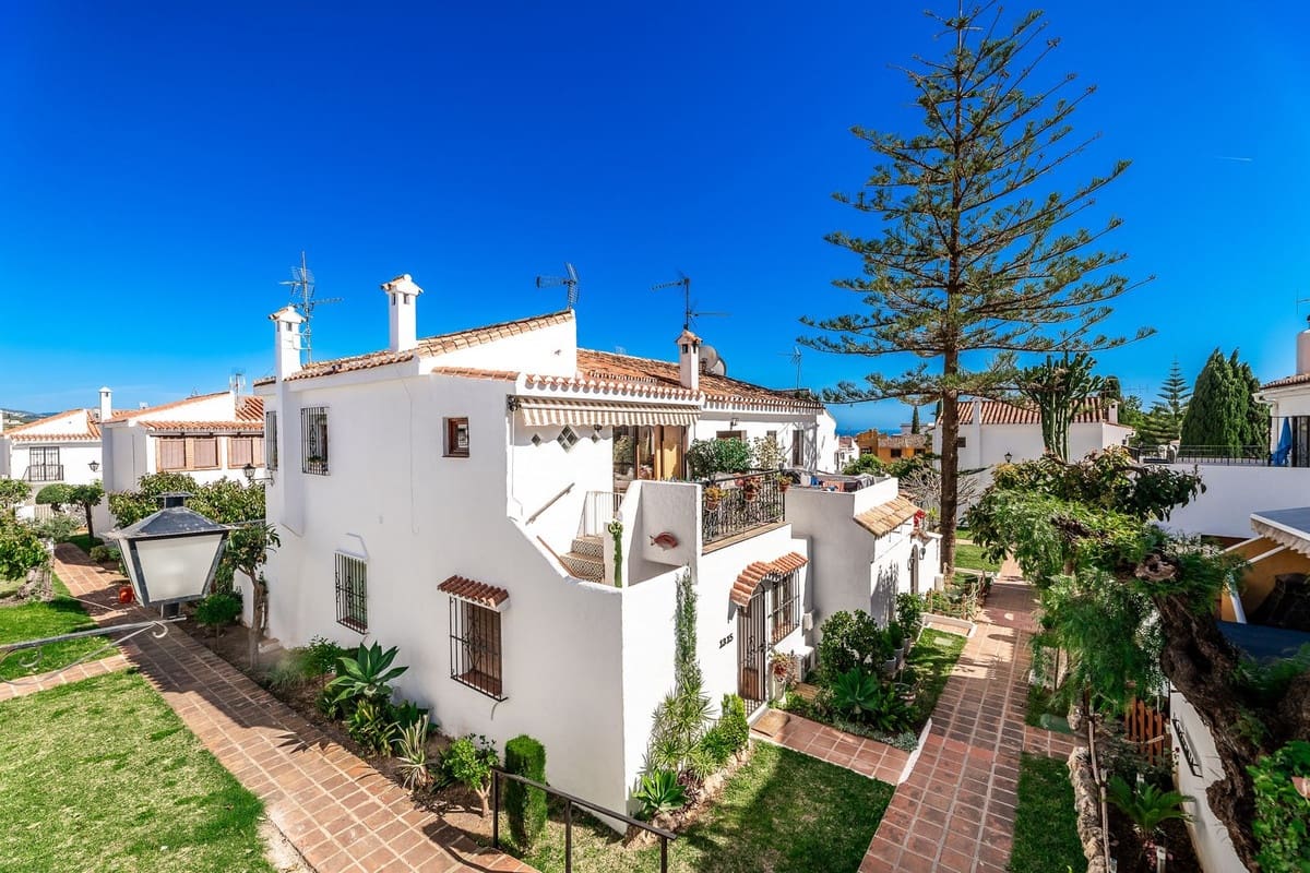 2 bedroom Semi-detached Villa for sale in Marbella with pool - € 640,000 (Ref: 9480060)