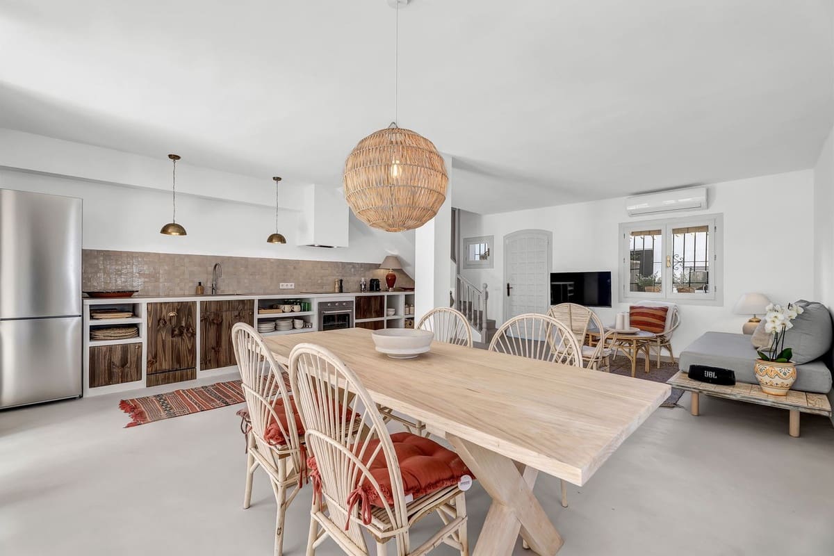 2 bedroom Semi-detached Villa for sale in Marbella with pool - € 640,000 (Ref: 9480060)