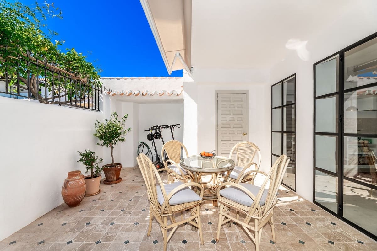 2 bedroom Semi-detached Villa for sale in Marbella with pool - € 640,000 (Ref: 9480060)