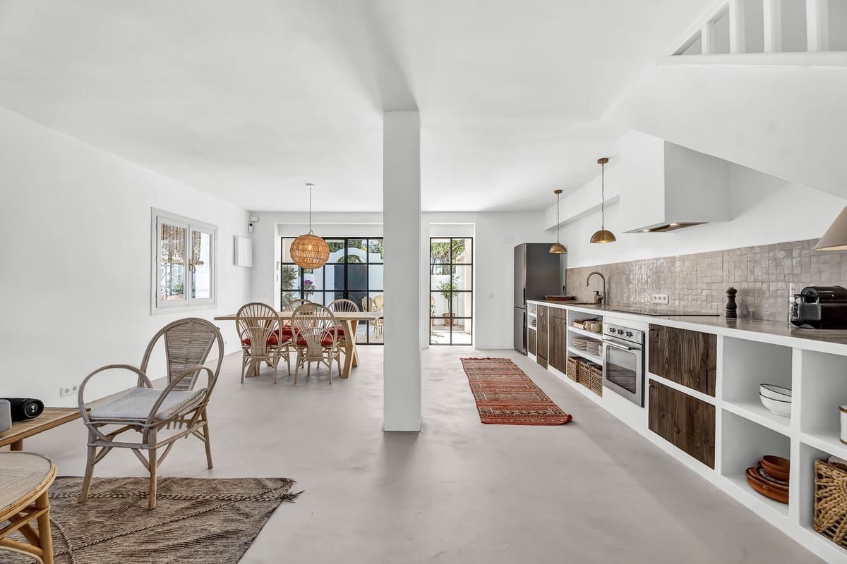 2 bedroom Semi-detached Villa for sale in Marbella with pool - € 640,000 (Ref: 9480060)