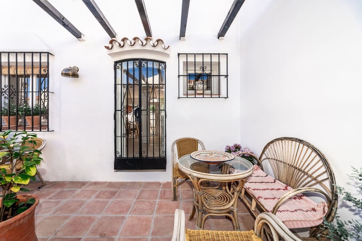 2 bedroom Semi-detached Villa for sale in Marbella with pool - € 640,000 (Ref: 9480060)